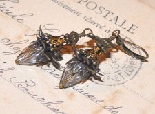 Romantiska rökgrå droppörhängen med nickel- och blyfria bronsbrisyrer.