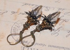 Romantiska rökgrå droppörhängen med nickel- och blyfria bronsbrisyrer.