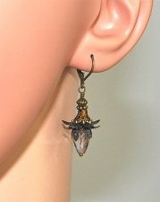 Romantiska rökgrå droppörhängen med nickel- och blyfria bronsbrisyrer.