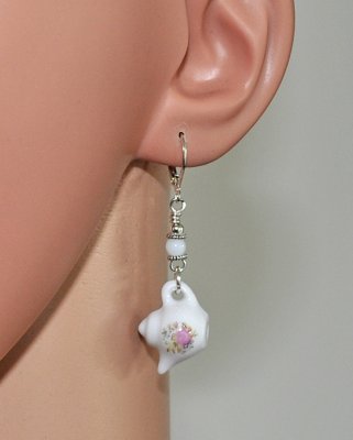 Cottagecore-örhängen med små porslinstekannor målade med rosor, vita glaspärlor och silverfärgade mellandelar. Silverpläterade, 