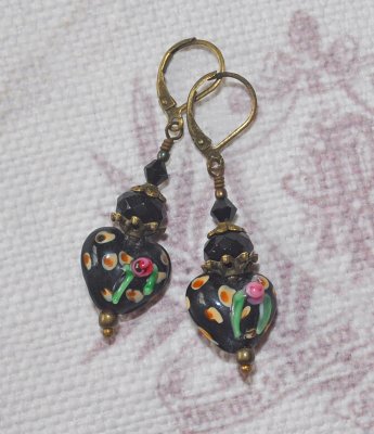 Victorian Gothic-örhängen med handgjorda svarta lampwork-hjärtan, rosa blommor, facetterade svarta kristaller och bronsfärgade f