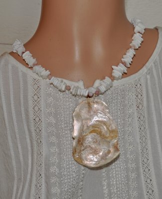 Handgjort sommarhalsband med vita snäckbitar, runda rosa opalpärlor och gnistrande Charlotte-slipade tjeckiska glaspärlor. Mittp