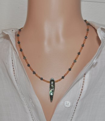 Handgjort halsband i Naturecore-stil med facetterade smaragdpärlor, blisterpärla och tjeckiska glaspärlor. Det eleganta halsband