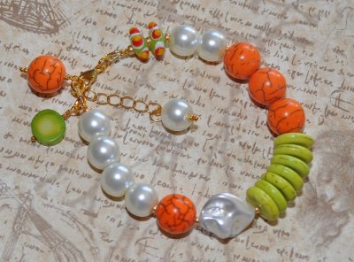 Färgglatt boho-armband med fauxpärlor, Howlite, korall och 18K guldpläterade detaljer.