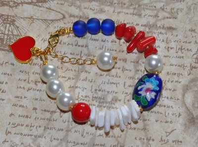 Handgjort Y2K-armband med vita glaspärlor, naturliga snäcknuggets, röda korallpärlor, färgglada glaspärlor och återvunnen vintag