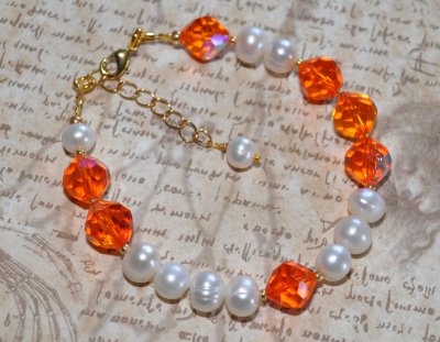 Färgglatt Y2K-armband med vintage Swarovski-kristaller och vita sötvattenspärlor. Armbandet är ca 18 cm långt med en 3 cm förlän