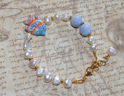 Unikt mismatched armband med sötvattenspärlor, ljusblå porslinspärlor och tropisk fisk-berlock i porslin. Tillverkat med 18K gul