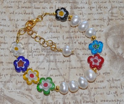 Färgstarkt Y2K-armband med vita sötvattenspärlor, guldfärgade seed beads och lekfulla millefiori-blomglaspärlor, justerbart med