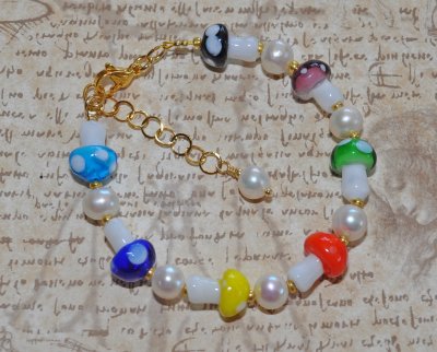 Färgglatt Y2K-pärlarmband med vita sötvattenspärlor, lampwork-svamppärlor och multicolor seed beads, justerbart med 18K guldplät