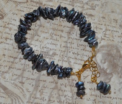 Elegant handgjort armband med keishi-sötvattenspärlor i blågrå ton, justerbar med 3 cm förlängningskedja – exklusivt boho luxe-a