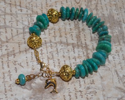 Handgjort boho-luxe armband med amazonitpärlor, präglade mässingsdetaljer och 18K guldpläterad delfincharm – spirituellt och kus
