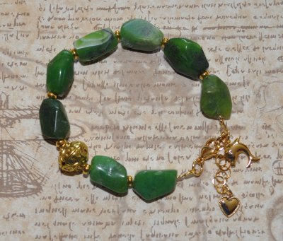 Handgjort boho luxe-armband med gröna chrysopraspärlor, mönstrad mässingspärla och delfinberlock i 18K guldpläterat rostfritt st