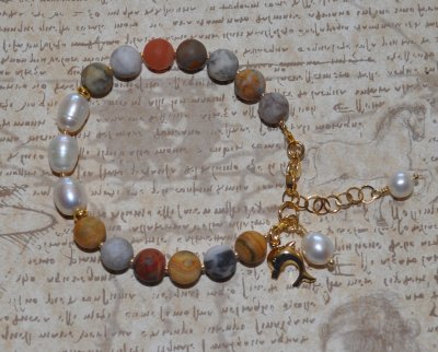 Handgjort armband med frostade Crazy Lace agatpärlor, vita sötvattenspärlor och delfinberlock i 18K guldpläterat rostfritt stål,
