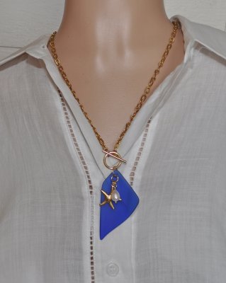 Elegant handgjort halsband i mermaidcore-stil med koboltblått havsglas, vit sötvattenspärla och 18K guldpläterad sjöstjärna. Ked