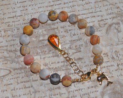 Crazy Lace Agate-armband med rundslipade agatpärlor i intrikata mönster, 18K guldförgylld delfinberlock och vintage lucite-berlo