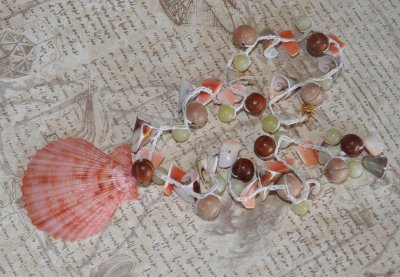 Handgjort boho-chic halsband virkat i naturligt lin med snäcknuggets, Bayong-träpärlor, rosenträpärlor och lemon jade-stenar. Mi