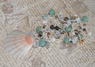 Handvirkat boho-mystiskt halsband med gröna turban-snäckor, Dzi-agatpärlor, Mother of Pearl, lavapärlor och varma träpärlor. Mit