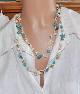 Handvirkat boho-halsband i lintråd med naturliga snäckor och syntetiska howlitepärlor i off-white och turkosa nyanser. Längd cir