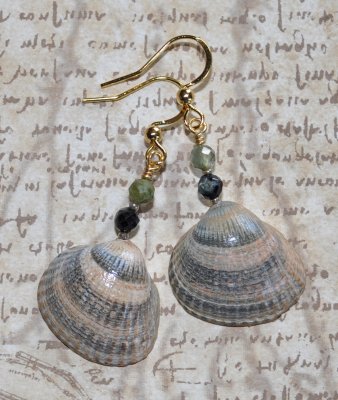 Handgjorda örhängen med hjärtformade snäckor i persika och grått från svenska västkusten, dekorerade med fasetterade svarta och 