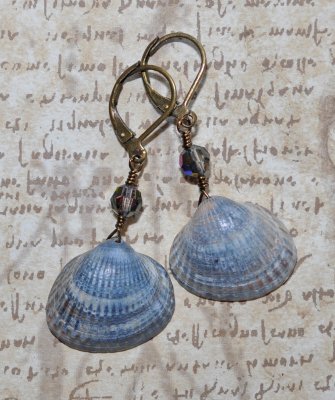 Havsinspirerade hjärtformade snäckörhängen i blå och grå nyanser från svenska västkusten, dekorerade med vintage Swarovski 5300 