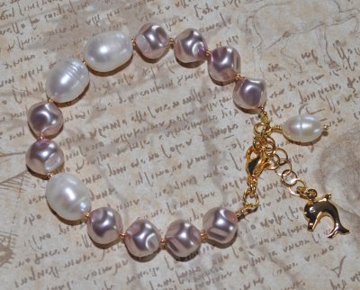 Elegant armband med vita sötvattenspärlor, rosa tjeckiska glaspärlor och gula seed beads, dekorerat med ett droppformat sötvatte