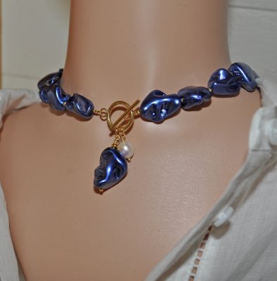 Choker-halsband med chunky elektropläterade snäckpärlor i koboltblått, vit sötvattenspärla och accent-snäckhänge. Stilrent 18K g