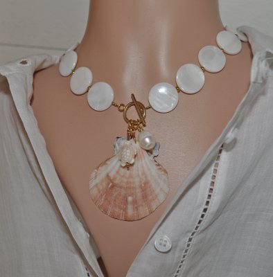 Elegant handgjort halsband i mermaidcore-stil med skimrande vita Mother of Pearl-pärlor, en vacker kammussla med sötvattenspärla