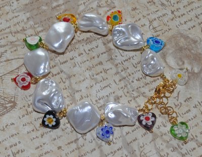 Chunky sommararmband med vita elektropläterade sötvattensnäckor och färgglada Millefiori-glashjärtan. Inspirerat av 90-talets ch