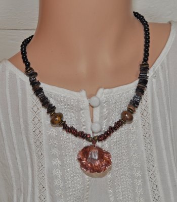 Boho-halsband med keishi-pärlor, keramikpärlor, snäckskalschips och ostronskal, handgjort, 45 cm långt.
