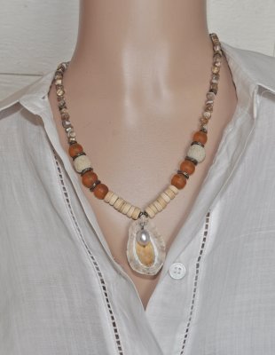 Boho-halsband med snäckskal, lavapärlor och musselskal med sötvattenspärla, handgjort, 45 cm långt.