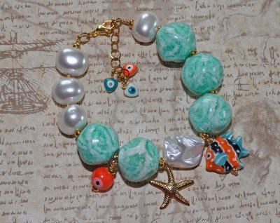 Unikt boho armband i mermaidcore-stil med vintage aqua lucitepärlor från 70-talet, stora snäckpärlor, porslinsfisk, evil eye-pär