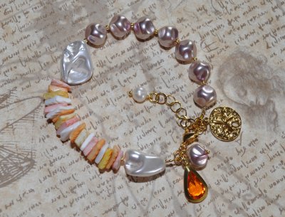 Handgjort armband i mermaidcore-stil med skimrande vita snäckskal, rosa tjeckiska glaspärlor och naturliga snäckbitar. Dekorerat