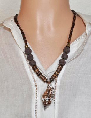 Handgjort boho-halsband med träpärlor, lava och snäckhänge från Marbella.