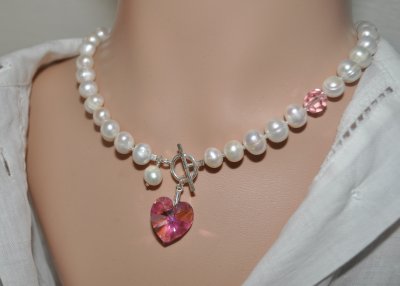 Elegant halsband med vita sötvattenspärlor, Charlotte-slipade tjeckiska glaspärlor och en vintage Swarovski Light Rose-kristall 