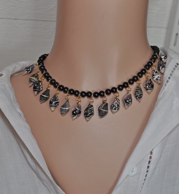 Gotisk sjöjungfru-choker med svarta ebenholtspärlor och mörka spiralformade snäckor. Justerbar längd med 18K guldförgyllda detal