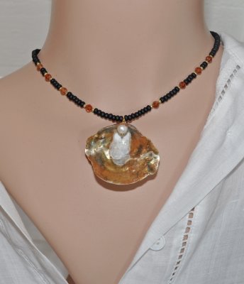 Handgjort mermaidcore choker-halsband med färgglada tjeckiska seed beads, fasetterad hessonit-garnet och en delikat guldmussla i