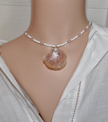 Handgjort mermaidcore choker-halsband med mjuka vita seed beads, rosenkvarts och en delikat rosa jingle shell prydd med vit sötv