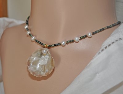 Handgjort chokerhalsband med svart och olivgrön tjeckisk glaspärla, vita sötvattenspärlor och en naturlig guldmussla med pärla. 