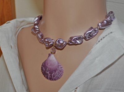 Unik handgjord choker med lila elektropläterade snäcknuggets, gyllene fröpärlor och lila kammussla med vintage Swarovski Light A