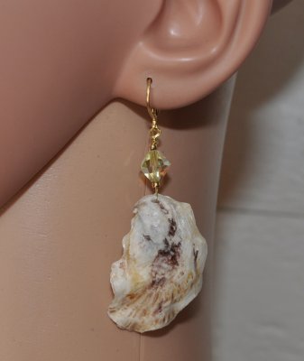 Havsinspirerade örhängen med handplockade ostronsnäckor och vintage Swarovski Jonquil AB-kristaller (8 mm). 18K guldpläterade ki