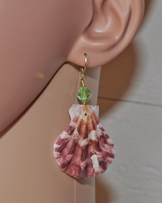 Havsinspirerade örhängen med vita och lila kammusslor och vintage Peridot AB Swarovski-kristaller (#5301, 8 mm). 18K guldplätera