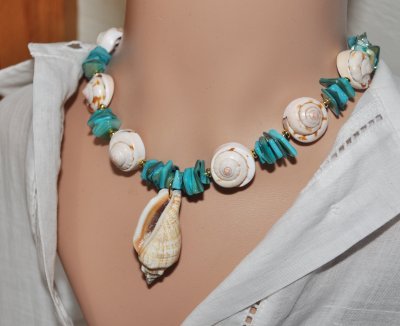 Turkos choker med skimrande Mother of Pearl-chips och delikata snäckor. 18K guldpläterade rostfria stålbeslag, hypoallergen och