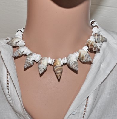 Boho-choker med vita snäckchips, kokos-heishi-pärlor och spiralformade snäckor. 18K guldpläterade rostfria stålbeslag, hypoaller