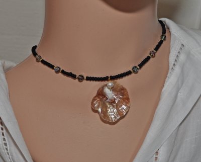 Elegant handgjord choker med mattsvarta seed beads, sällsynta vintage Swarovski Vitrail Dark II-kristaller (5 mm), naturligt ros