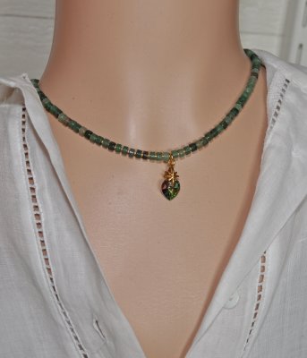 Unik choker med gröna aventurin-heishipärlor och äkta vintage Swarovski-hjärtkristall (#6228, Vitrail, 10 mm) i skiftande grönt,