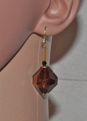 Vintage statement-örhängen med stora mörkt kastanjebruna akrylpärlor från 1960-talet, kombinerade med facetterade svarta spinell