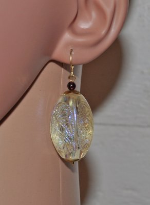 Handgjorda vintageinspirerade örhängen med stora barrel-formade akrylpärlor från 1960-talet med aurora borealis finish i regnbåg