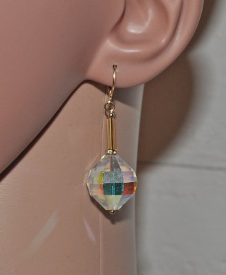 Handgjorda statementörhängen med stora vintage Swarovski-kristaller i aurora borealis-finish (#346 Crystal AB, 18mm), dekorerade