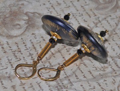 Handgjorda retro örhängen med stora marinblå akrylpärlor, svart spinell, gnistrande strasrondeller och guldfärgade detaljer i 60