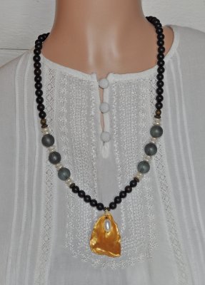 Boho-halsband med vita sötvattenspärlor, träpärlor och guldmålat ostronskal med pärla, handgjort, 60 cm långt.